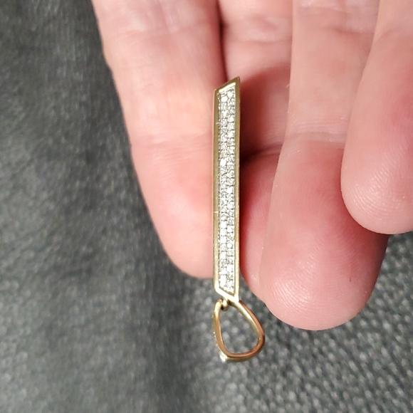 10k Gold Bar pendent with diamonds surround - Picture 4 of 6